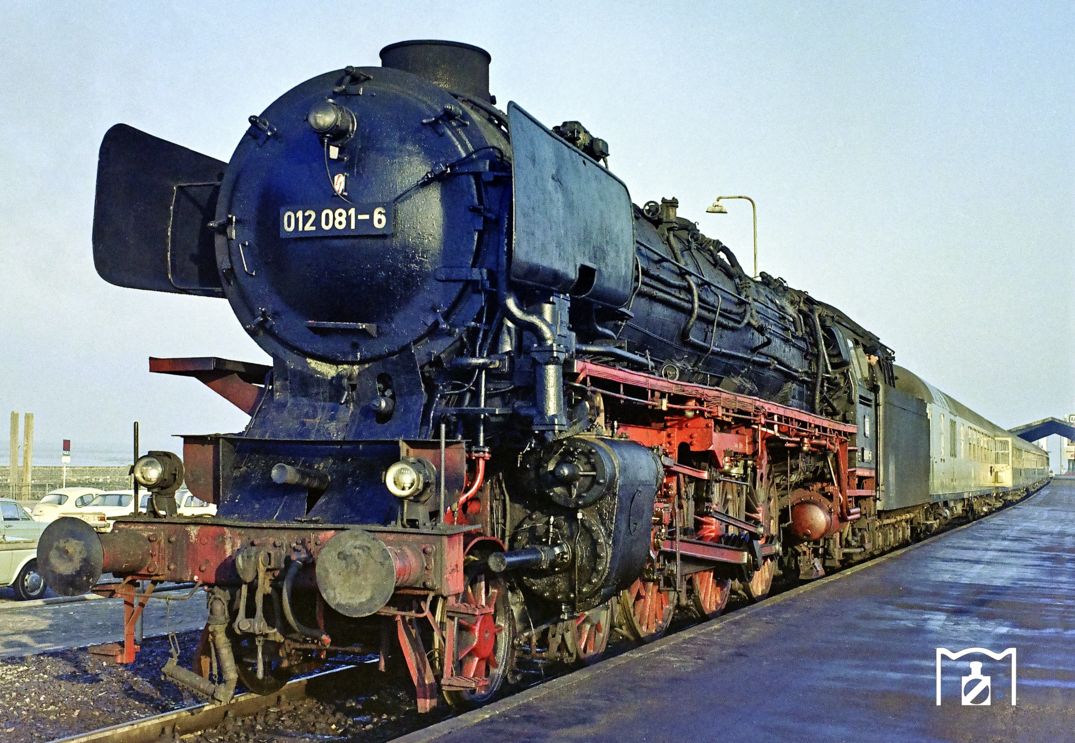 Dampflok 012 081 steht mit dem E2730 im Bahnhof Norddeich Mole im Jahr 1975. Foto: Karsten Risch