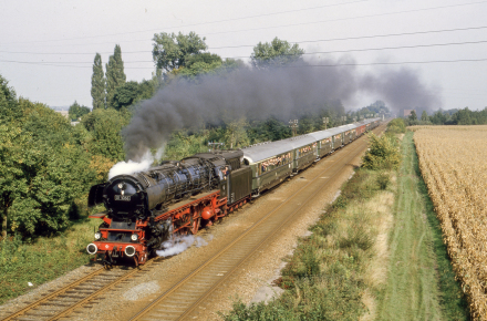 Der BADEN-ELSASS-Express in voller Fahrt bei Gambsheim. Foto: Gerhard Barth