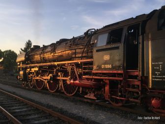 <p>Am Vorabend der Sonderfahrt wird die 01 1066 in Lengerich angeheizt. Foto: Joachim Reinhard</p>