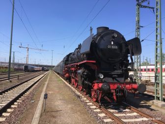 <p>Der Sonderzug wird im Bahnhof Hamburg Langenfelde abgestellt. Foto: Joachim Reinhard</p>