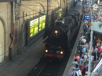 <p>Eine Dampflok in Hauptbahnhof Hamburg ist nichts alltägliches - die Fahrgäste der Sonderzuges werden wieder zurückfahren. Foto: Joachim Reinhard</p>