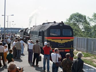 <p>Die Fahrt im Mai 1993 nach Kaliningrad war die Sonderfahrt die die 01 1066 am weitesten nach Osten gebracht hat. Hier bei der EInfahrt in Hauptbahnhof K&ouml;nigsberg. Foto: Peter Reinhard</p>