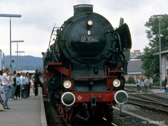 <p>Im Rahmen der Sonderfahrten zum 150 j&auml;hrigen Eisenbahnjzbil&auml;um 1985 wurde die 01 1066 der Ulmer Eisenbahnfreunde angemietet. Die Eins&auml;tze erfolgten zwischen N&uuml;rnberg und Amberg bzw. Bayreuth. Foto: Joachim Reinhard</p>