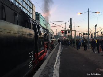 <p>Letztmalig mit einem Sonderzug unter Dampf - Abschiedsfahrt am 10.12.2016. Foto: Joachim Reinhard</p>