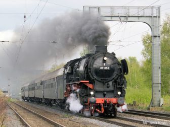 <p>Erinnerung an die Eins&auml;tze vor den Fernschnellz&uuml;gen in den 1950 und 1960er Jahren. Sonderzug der IGE 50 Jahre Fernschnellzug Roland am 26.4.2015. Der von Frankfurt nach Kassel und zur&uuml;ck verkehrende Zug hier bei Wabern (Hessen). Foto: Joachim Reinhard</p>