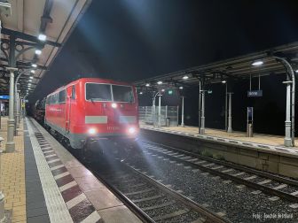 <p>Überführungszug nach Bielefeld mit Zuglok 111 094 bei der Durchfahrt in Unna. Foto: Joachim Reinhard</p>