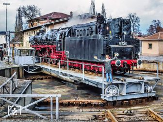 <p>Am Ende der ersten Probefahrt wurde 01 1066 in Bayreuth ein. Zuvor war beim ersten Drehen einer 01.10 auf der Segment-Drehscheibe im Bw Bayreuth Millimeterarbeit gefragt. (29.04.1985) Foto: Joachim Schmidt</p>