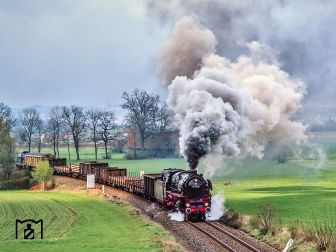 <p>01 1066 mit dem 550 t schweren Lastprobezug auf der Steigung von Bayreuth nach Neuenreuth. Wie man sieht, traute die BD Nürnberg nicht so ganz der Leistungsfähigkeit einer 01.10 und hängte am Zugschluss noch eine 211 als 'Angstlok' an. (29.04.1985) Foto: Joachim Schmidt</p>