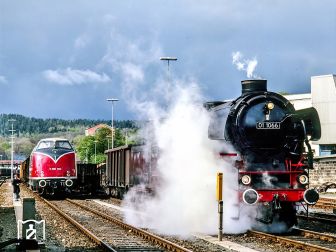 <p>01 1066 wartet am 8.5.85 im Bahnhof Bayreuth auf den Probezug mit V200 002, der über die Schiefe Ebene Neuenmarkt-Wirsberg - Marktschorgast gefahren waren war. Foto: Joachim Schmidt</p>