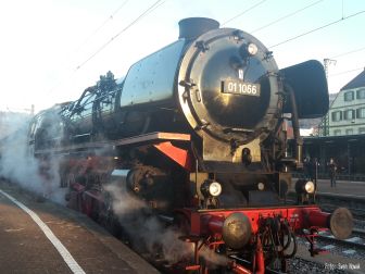 <p>Die Wintersonne am kalten 10. Dezember 2016 gibt einen goldenen Schimmer auf die 01 1066. Foto: Sven Nowak</p>