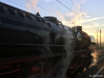 <p>Die tiefstehende Sonne läßt den Dampf wie eine goldene Krone über dem Kamin erscheinen (Plochingen 10.12.2016). Foto: Joachim Reinhard</p>