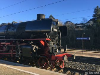 <p>Halt in Geislingen (Steige) zum Ansetzen der Schublok 58 311. Foto: Joachim Reinhard</p>