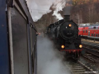 <p>58 311 wird 01 1066 auf der Fahrt über die Geislinger Steige unterstützen. Foto: Joachim Reinhard</p>