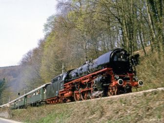 <p>Ostern 1984 - 01 1066 mit der Eilzugwagengarnitur der Albtalbahn bei Busenbach. Foto: Gerhard Barth</p>