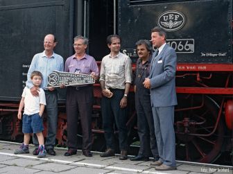 <p>Lokführer Jürgen Regler (2.vr), Heizer Klaus Heckemanns (3.vr), Foto: Peter Reinhard</p>