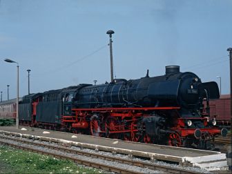 <p>Vom 19. - 23.5.1993 veranstaltete Rail Tours Mochel GmbH eine Sonderfahrt mit 01 1066 nach K&ouml;nigsberg. HIer Halt im Grenzbahnhof Kostryzin (K&uuml;strin). Foto: Peter Reinhard</p>