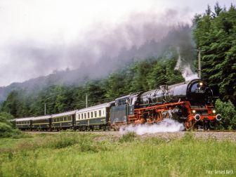 <p>Nach der Aufarbeitung 1982-84 erfolgen die ersten Eins&auml;tze vor dem Orient Express auf der Albtalbahn. Foto: Gerhard Barth</p>