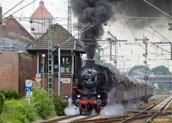 <p>Zur Erinnerung an die Letzten mit 01.10 (012) Lok gef&uuml;hrten Schnellz&uuml;ge auf der Emslandstrecke wurde am 31.05.2015 die 012 066 mit den nachempfunden Kreideanschriften von 1975 vor einem Sonderzug eingesetzt. Hier Ausfahrt aus dem Bahnhof Lingen (Ems). Foto: Joachim Reinhard</p>