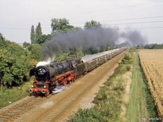 <p>Eine Zuggarnitur die einer 01.10 ebenb&uuml;rtig ist. 1984 war das nur im Ausland m&ouml;glich. Der BADEN-ELSASS-EXPRESS mit 15 Wagen bei Gambsheim im Elsass am 13.10.1984. Foto: Gerhard Barth</p>