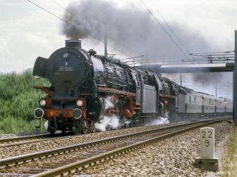 <p>Die damaligen Starloks der Ulmer Eisenbahnfreunde 01 1066 und 01 509 vor einem Sonderzug der IGE mit den historischen Rheingoldwagen am Arlberg. In Deutschland bestand noch das Dampfverbot. Foto. Gerhard Barth</p>