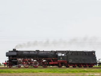 <p>Die Mitzieher-Aufnahme bringt die Transparenz des Fahrwerks mit den wirblenden Stangen zur Geltung. Foto: Klaus Zimmermann</p>