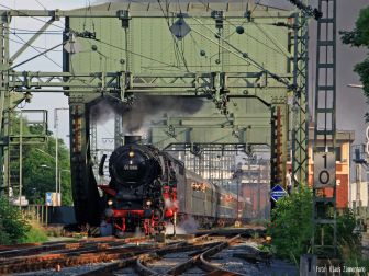 <p>MIt dem Westfalendampf-Sonderzug von Oldenburg nach Goslar am 30. Juni 2012 passiert 01 1066 die Huntebr&uuml;cke in Delmenhorst. Foto: Klaus Zimmermann</p>
