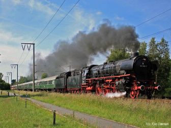 <p>Am 6. Juni 2009 wieder ein langer und schwerer Sonderzug f&uuml;r Westfalenfampf aufgenommen bei Leer in Ostfriesland. Die 012 066 bef&ouml;rderte den Zug von Fr&ouml;ndenberg bis nach Emden. Foto: Klaus Zimmermann</p>