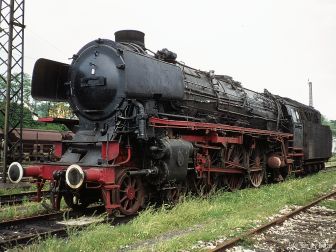 <p>Am 27. Mai 1976 war 01 1066 ohne Schilder im Bw Ulm agestellt. Es sollten im Herbst 1976 noch ein paar Sonderfahrten mit ihr durchgef&uuml;hrt werden. Foto: Hansj&ouml;rg Brutzer</p>