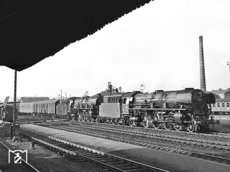 <p>Die heute noch erhaltenen Lokomotiven 01 1081 und 01 1100 (beide Heimatbahnbetriebswerk Bebra) sind mit einem Schnellzug in Fulda eingetroffen. Die als Vorspann laufende 01 1081 hat keinen Kaminaufsatz und die Zuglok 01 1100 hat noch den urspr&uuml;nglichen einteilgen Gu&szlig;kamin (27.03.1959) Foto: Joachim Claus Eisenbahnstiftung</p>
