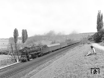 <p>Feiertagsausflug an die Main-Weser-Bahn: 01 1081 vom Bw Kassel rauscht mit dem D 74 (Hamburg-Altona - Basel SBB) bei Bad Vilbel S&uuml;d vorbei. (07.05.1964) Foto: Joachim Claus (Eisenbahnstiftung)</p>