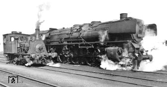 <p>Vergleichsaufnahme zwischen der damals modernsten Schnellzug-Dampflok 01 1081 vom Bw Bebra (Baujahr 1940) und der Rangierlok 89 7055 (Baujahr 1888) in Hannover. (1949) Foto: Hugo Plassmeier (Eisenbahnstiftung)</p>