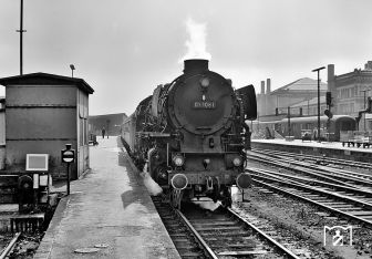 <p>01 1081 vom Bw Bebra verl&auml;sst mit einem Schnellzug Hannover Hbf. (1962) Foto: Norbert Steinweis (Eisenbahnstiftung)</p>