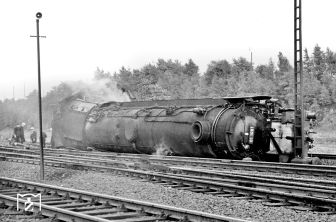 <p>01 1081 hatte vom 23. Juni bis 13. Juli 1964 eine L0 im AW Braunschweig erhalten. W&auml;hrend der R&uuml;ck&uuml;berf&uuml;hrung nach Kassel wurde nach Verlassen des AW unter ihr unzeitig eine Weiche gestellt. Die Lok entgleiste, st&uuml;rzte um, geriet in Brand und blockierte einen Tag lang die Streckengleise zwischen Hannover und Helmstedt. Die erforderliche L2-Ausbesserung dauerte anschlie&szlig;end bis 22. August 1964. Lokf&uuml;hrer und Heizer wurden leicht verletzt. (14.07.1964) Foto: Horst Rippenthal (Eisenbahnstiftung)</p>