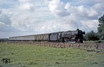 <p>012 081-6 (01 1081) in typischer ostfriesischer Landschaft vor E 1631 n&ouml;rdlich von Emden. (31.08.1973) Foto: Wolfgang B&uuml;gel (Eisenbahnstiftung)</p>