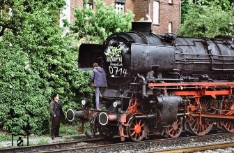 <p>Beim Warten auf den D 714 im Lokwechselgleis des Bahnhofs Rheine wurde 012 081 noch zus&auml;tzlich mit einem Blumengru&szlig; versehen. Lokf&uuml;hrer Albert Roloffsen nimmt es gelassen hin. (31.05.1975) Foto: Wolfgang Staiger (Eisenbahnstiftung)</p>