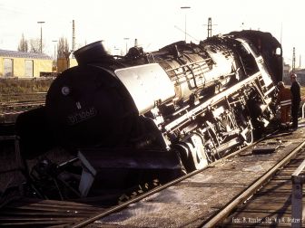 <p>Am Morgen des 2. Dezember 1996 liegt die havarierte 01 1066 in der Drehscheibengrube des Bw Kornwestheim. Foto: M. Ki&szlig;ler, Slg. W.u.H. Brutzer</p>