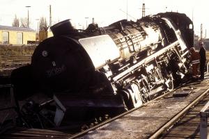 Pech - 01 1066 stürzt in Drehscheibengrube