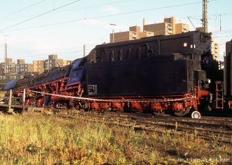 <p>Durch den Sturz ist auch der Tender entgleist und seine Puffer sind besch&auml;digt. Foto: M. Ki&szlig;ler, Slg. W.u.H. Brutzer</p>