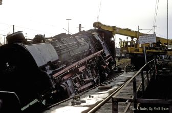 <p>Start der Bergungsarbeiten mit Hilfe einses Eisenbahnkranes. Foto: M. Ki&szlig;ler, Slg. W.u.H. Brutzer</p>