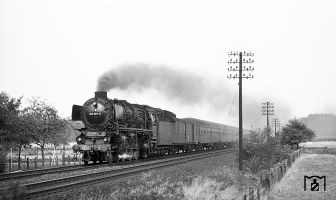 <p>012 081 vor E 1806 aus Norddeich Mole bei Leschede. (09.08.1973) Foto: Burkhard Wollny (Eisenbahnstiftung)</p>