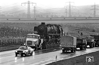 <p>Nach ihrer Ausmusterung im Juni 1975 kaufte ein Sanatoriumsbetreiber aus dem Kurort Bad M&uuml;nster am Stein die Rheiner 012 081 und stellte sie auf einem kleinen Gartenst&uuml;ck neben seinem Sanatorium auf. Die letzte Transportstrecke von Lok und Tender erfolgte &uuml;ber die Stra&szlig;e von Bad Kreuznach nach Bad M&uuml;nster am Stein. (31.10.1977) Foto: Wolfgang Staiger (Eisenbahnstiftung)</p>