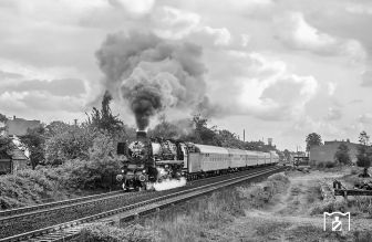 <p>012 081 legte sich vor dem letzten dampfgef&uuml;hrten Schnellzug der DB bei der Ausfahrt aus Lingen (Ems) nochmals voll ins Zeug. (31.05.1975) Foto: Joachim Schmidt (Eisenbahnstiftung)</p>