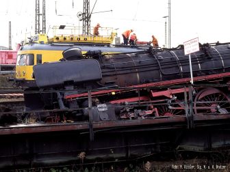 <p>Vorbereitung f&uuml;r die Bergung der 01 1066. Foto: M. Ki&szlig;ler, Slg. W. u. H. Brutzer</p>