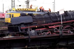 Pech - 01 1066 stürzt in Drehscheibengrube