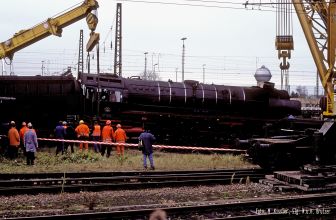 <p>Anheben der 01 1066 mit HIlfe von Eisenbahnkr&auml;nen. Foto: M. Ki&szlig;ler, Slg. W. u. H. Brutzer</p>