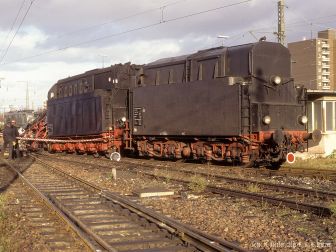 <p>Der Zusatztender blieb im Gleis stehen. Foto: M. Ki&szlig;ler, Slg. W.u.H. Brutzer</p>