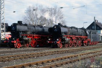 <p>Paradem&auml;&szlig;ige Aufstellung von 01 1066 und 01 1100 im Bahnhof Stuttgart M&uuml;nster. Foto: Stefan Motz</p>