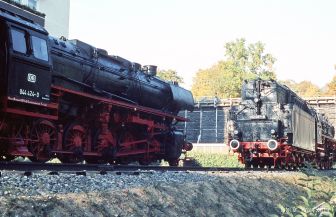 <p>Die beiden Denkmallok in Bad M&uuml;nster am Stein aufgenommen am 2.Juni 1981. Die links im Bild stehende 044 424 geh&ouml;rt heute der Stiftung Historische Bahnbauten und ist im Bw Altenbeken hinterstellt. Foto: Dr. Werner S&ouml;ffing</p>