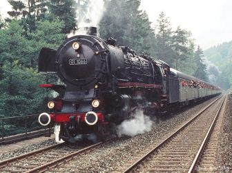 <p>Die Sonderfahrt zur Schiefen Ebene am 26. September 1976 brannte sich lange ins Ged&auml;chtnis der Eisenbahnfreunde ein. Hinter der 01 1066 h&auml;ngen 14 Wagen, am Zugschluss schiebt 41 018 der IG 41 018. Foto: Dr. Werner S&ouml;ffing</p>