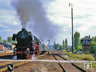 <p>01 1066 kachelt mit Sonderzug Dz 21398 aus dem Bahnhof Meckesheim. (09.09.1990) Foto: Wolfgang B&uuml;gel (Eisenbahnstiftung)</p>
